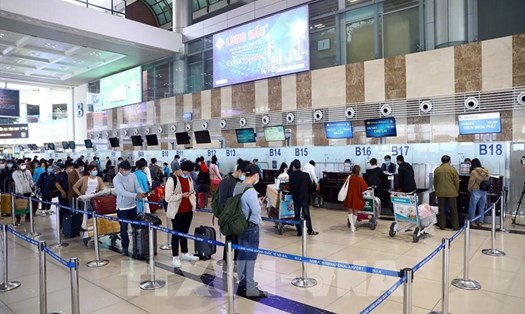 Hành khách làm thủ tục tại sân bay Tân Sơn Nhất. Ảnh MP