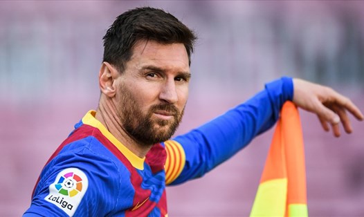 Messi sẽ ở lại Barca thêm 5 năm và giảm 50% lương. Ảnh: AFP.