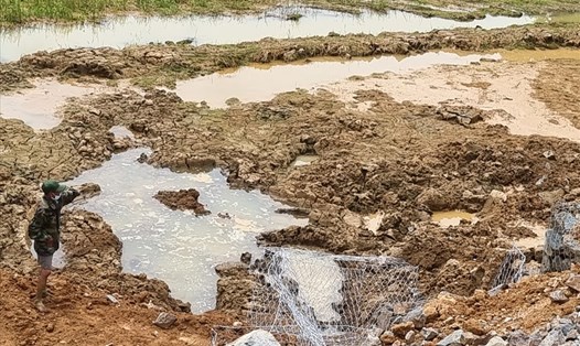 Diện tích ruộng nước của người dân ở xã Tân Liên (huyện Hướng Hóa, tỉnh Quảng Trị) bị bồi lấp do đất đá ở con đường của dự án điện gió. Ảnh: Hưng Thơ.
