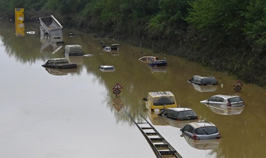 Ôtô bị ngập nước trên đường cao tốc liên bang B265 ở Erftstadt, miền Tây nước Đức, hôm 17.7 sau khi mưa lớn gây lũ lụt tồi tệ. Ảnh: AFP