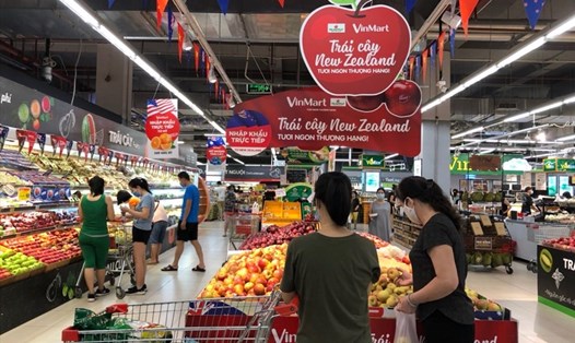 Đại diện siêu thị Vinmart cho biết tại Hà Nội, siêu thị đã làm việc với các nhà cung cấp lớn, tăng lượng dự trữ hàng hóa lên gấp 3 lần nhằm đảm bảo bảo hàng hóa đầy đủ trên quầy kệ tại tất cả các điểm bán. Ảnh VM