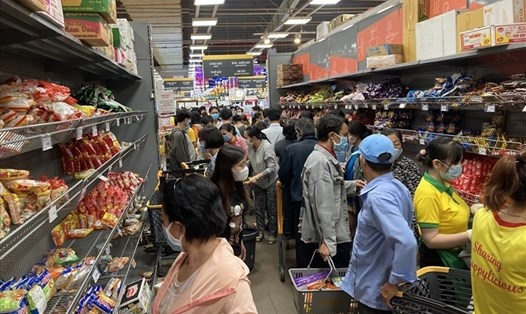 Khá đông người mua trong các hệ thống siêu thị tại TPHCM trong tuần đầu tiên thực hiện giãn cách xã hội theo Chỉ thị 16. Ảnh: Anh Tú.