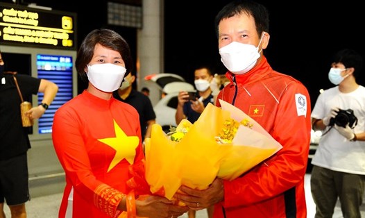 Bà Lê Thị Hoàng Yến (trái) tiễn đoàn thể thao Việt Nam dự Olympic Tokyo 2020. Ảnh: TDTT