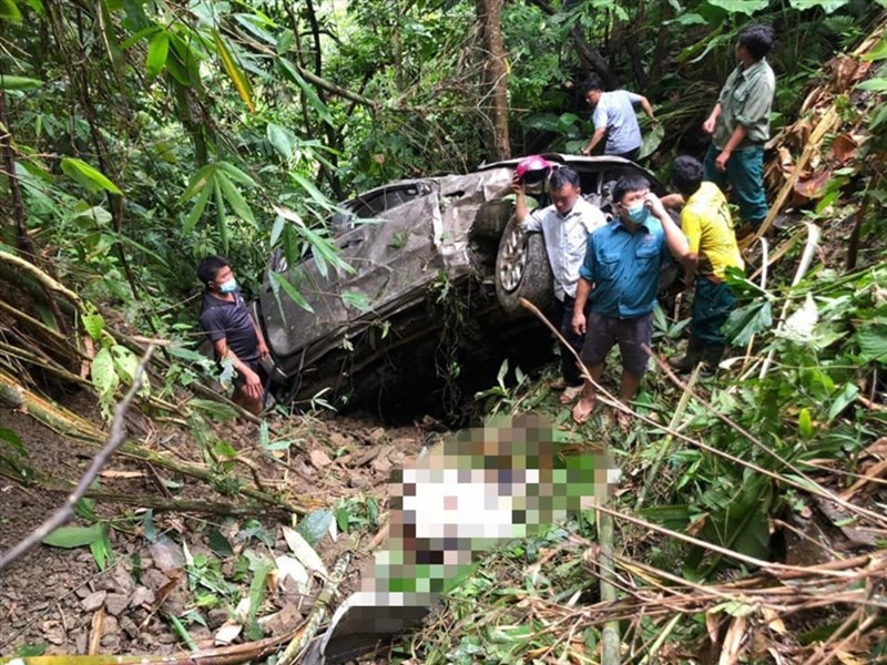 Ô tô bán tải lao xuống vực sâu ở Lai Châu, 2 người tử vong tại chỗ