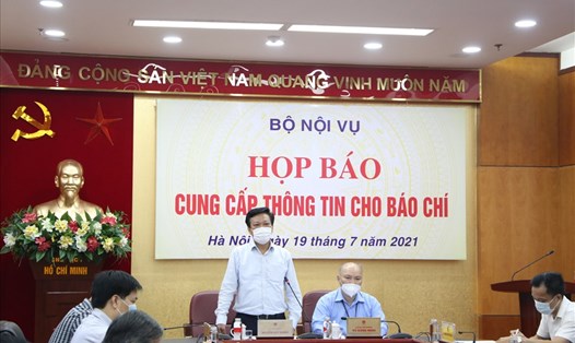 Thứ trưởng Bộ Nội vụ Nguyễn Duy Thăng phát biểu tại buổi họp báo. Ảnh: T. Tuấn