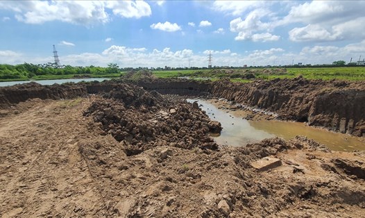 Hiện trường các đối tượng đào, múc trộm đất, cát tại lô G - KCN Mỹ Trung (huyện Mỹ Lộc, tỉnh Nam Định) đưa ra bên ngoài tiêu thụ. Ảnh: T.D