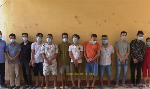 Các đối tượng trong đường dây cá độ bóng đá bị Công an huyện Hưng Hà (tỉnh Thái Bình) bắt giữ mới đây. Ảnh: CA Thái Bình.