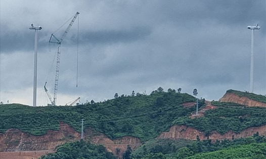 Dự án điện gió xẻ đồi làm đường và xây trụ điện gió ở huyện miền núi Hướng Hóa ở tỉnh Quảng Trị. Ảnh: Lam Chi