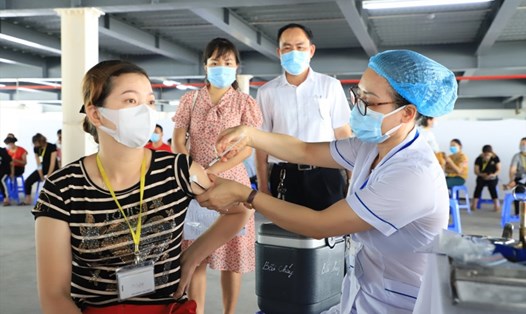 TP.Hạ Long tổ chức tiêm vaccine phòng COVID-19 cho công nhân KCN Việt Hưng. Ảnh: Nguyễn Hoa