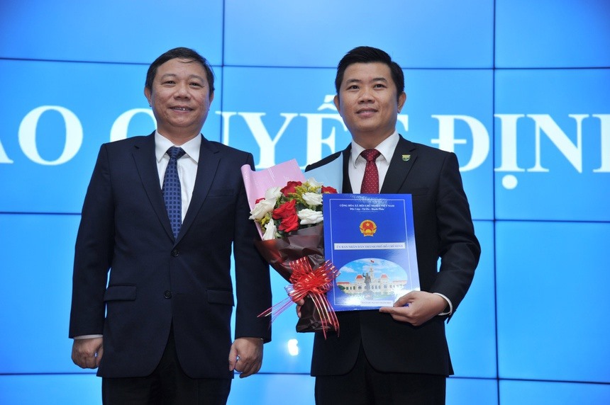 Phó Chủ tịch UBND TPHCM Dương Anh Đức (bên trái ảnh) trao quyết định phụ trách Trường Đại học Y khoa Phạm Ngọc Thạch cho PGS Nguyễn Thanh Hiệp vào tháng 3. Ảnh: PNT.