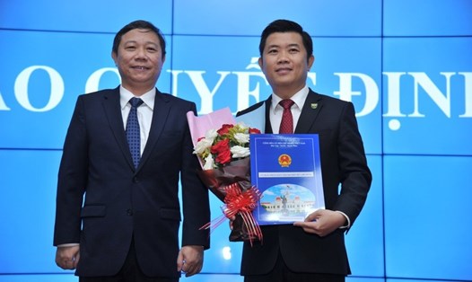 Phó Chủ tịch UBND TPHCM Dương Anh Đức (bên trái ảnh) trao quyết định phụ trách Trường Đại học Y khoa Phạm Ngọc Thạch cho PGS Nguyễn Thanh Hiệp vào tháng 3. Ảnh: PNT.