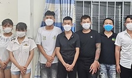 Nhóm thanh niên thuê căn hộ ở Nha Trang chơi ma túy tại cơ quan công an. Ảnh: Hoàng Anh