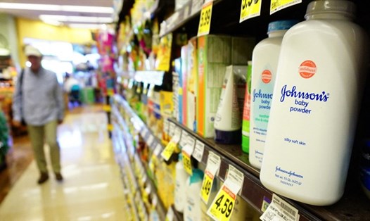 Phấn rôm của Johnson & Johnson tại một kệ siêu thị ở Mỹ. Ảnh: AFP