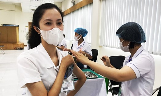 Công nhân khu công nghiệp Đông Mai, thị xã Quảng Yên (Quảng Ninh) được tiêm vaccine mũi thứ nhất. Ảnh: Thành Công
