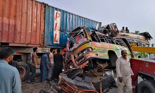 Hiện trường vụ tai nạn thảm khốc ở Pakistan ngày 19.7 khiến 33 người chết và 40 người bị thương. Ảnh: Pakistan Rescue Team