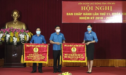 Chủ tịnh LĐLĐ tỉnh Yên Bái - ông Nguyễn Chương Phát trao thưởng đơn vị có thành tích xuất sắc 6 tháng đầu năm 2021. Ảnh: AT.