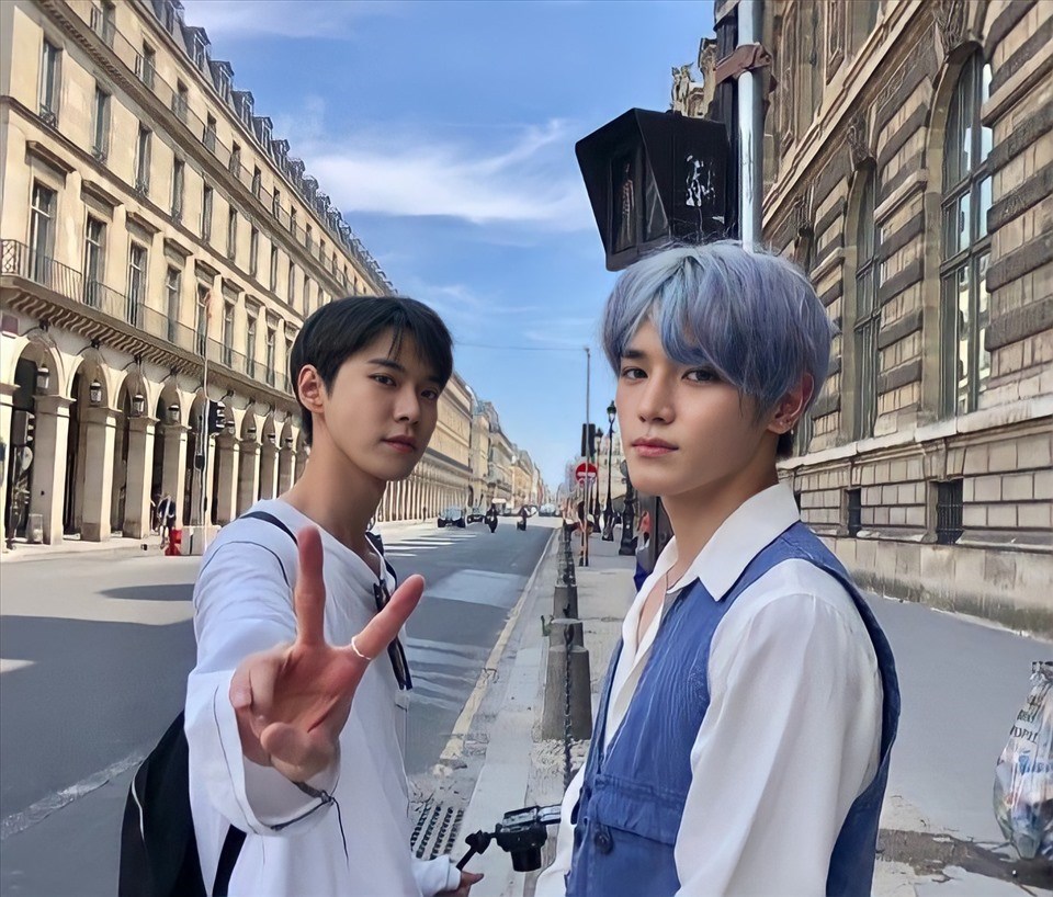 Doyoung và Taeyong (NCT) ở Paris. Ảnh: Twitter Doyoung và Taeyong (NCT) ở Paris. Ảnh: Twitter