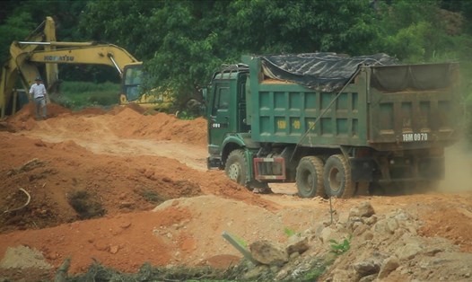 Hàng vạn khối đất đang được đưa ra khỏi khu vực Công ty Xi măng Tân Quang quản lý. Ảnh: Nguyễn Tùng.