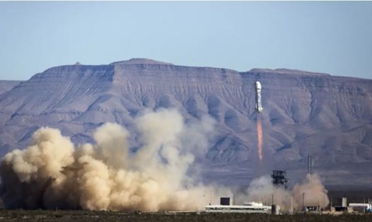 Tên lửa New Shepard của Blue Origin là phương tiện tái sử dụng, có thể đạt tới độ cao 103km. Ảnh: Blue Origin