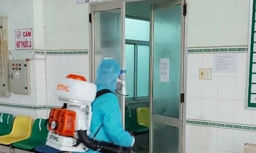Phun thuốc khử khuẩn tại Bệnh viện Đa khoa tỉnh Bình thuận. Ảnh: CDC Bình Thuận.