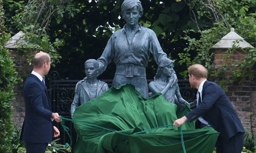 Hoàng tử William và Hoàng tử Harry khánh thành bức tượng Công nương Diana. Ảnh: AFP