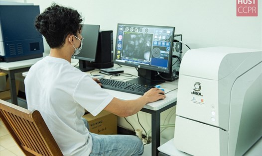 Tiến sĩ trẻ viện ITIMS làm việc với thiết bị kính hiển vi điện tử quét (SEM) thuộc Dự án Nâng cao chất lượng giáo dục đại học (SAHEP) do Ngân hàng Thế giới tài trợ (Ảnh: Duy Thành)