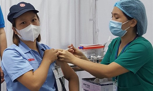 Công nhân Công ty TNHH Yamaha Motor Việt Nam được tiêm vaccine phòng COVID-19. Ảnh: Hà Anh