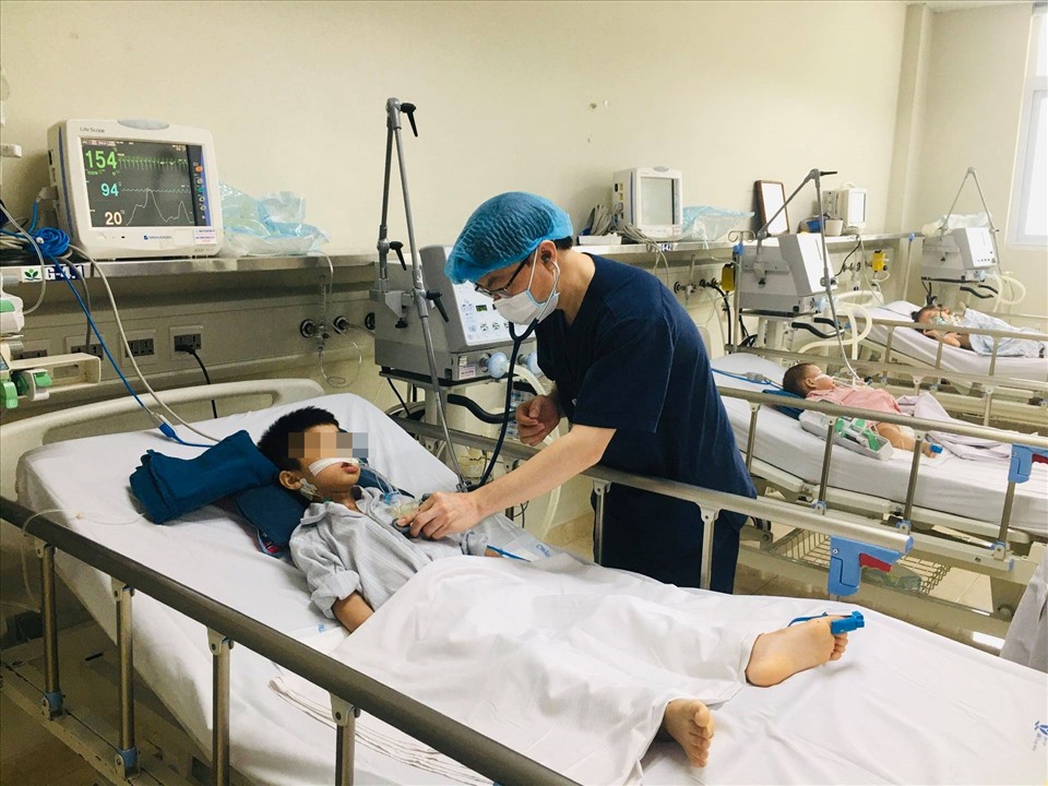 Điều trị bệnh nhi mắc viêm não Nhật Bản. Ảnh: BVCC