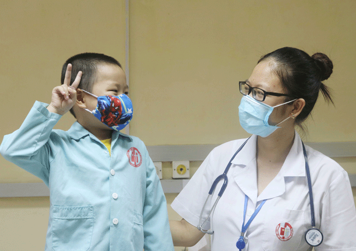 Bệnh nhi B khỏe mạnh vui tươi ngày ra viện. Ảnh: BVCC