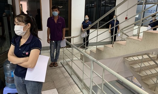 Công nhân Công ty TNHH Changshin Việt Nam chờ làm xét nghiệm. Ảnh: Hà Anh Chiến
