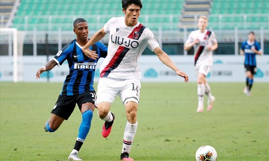 Man United quan tâm tới Takehiro Tomiyasu vì sự đa năng ở hàng phòng ngự. Ảnh: Serie A