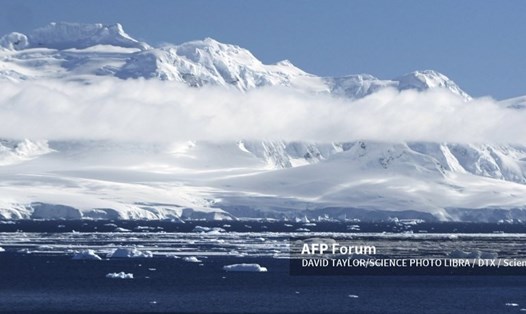 Nam Cực là một trong những khu vực nóng lên nhanh nhất của Trái đất, gần 3 độ C trong vòng 50 năm qua. Ảnh: AFP