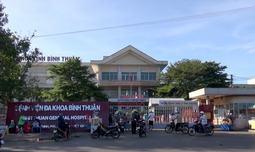 Nhiều bệnh nhân và thân nhân đã chui rào ra khỏi Bệnh viện Đa khoa tỉnh Bình Thuận. Ảnh: Tuấn Kiệt.