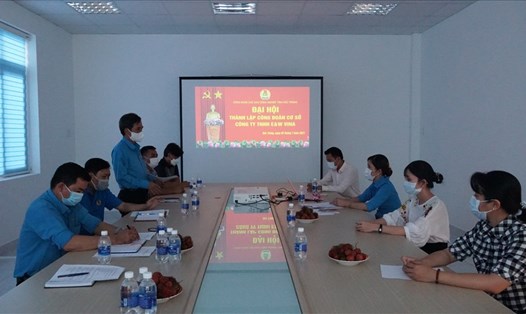 Phó Chủ tịch LĐLĐ tỉnh Sóc Trăng Nguyễn Văn Thanh chúc mừng Công ty E&W VINA và Công đoàn cơ sở vừa thành lập. Ảnh: Anh Khoa