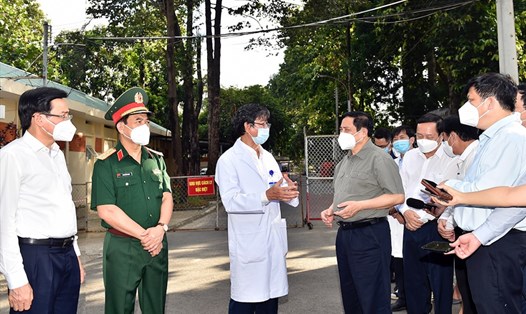 Thủ tướng Phạm Minh Chính biểu dương công tác phòng, chống dịch và việc thu dung, điều trị bệnh nhân COVID-19 tại BV đa khoa tỉnh Bình Dương - Ảnh: VGP