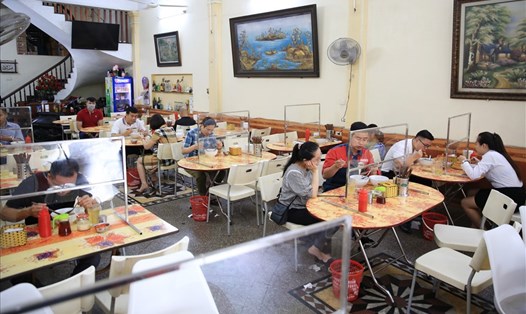 Xử lý nghiêm hàng quán đón khách sau 21h, trà đá vỉa hè hoạt động ở Hà Nội. Ảnh: Hà Phương