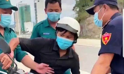 Vụ xử phạt ở Khánh Hoà khiến dư luận xôn xao. Ảnh cắt clip
