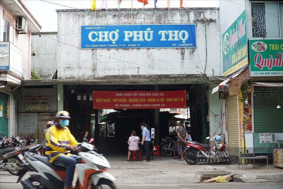 Nhiều chợ được mở cửa bán các nhu yếu phẩm cần thiết. Ảnh: Ngọc Lê