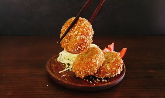Bánh khoai tây Korokke nhân thịt gà kiểu Nhật sẽ khiến trẻ thích thứ bởi vị thơm ngon, giòn rụm. Ảnh: Tuấn Đạt