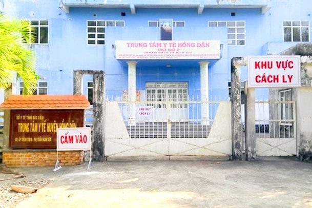 Trung tâm y tế huyện Hồng Dân, tỉnh Bạc Liêu được phong tỏa sau khi phát hiện có trường hợp dương tính. Ảnh: Nhật Hồ