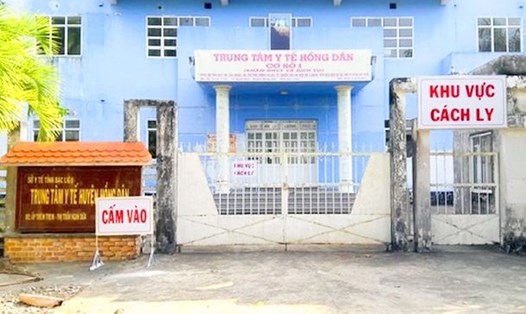 Trung tâm y tế huyện Hồng Dân, tỉnh Bạc Liêu được phong tỏa sau khi phát hiện có trường hợp dương tính. Ảnh: Nhật Hồ