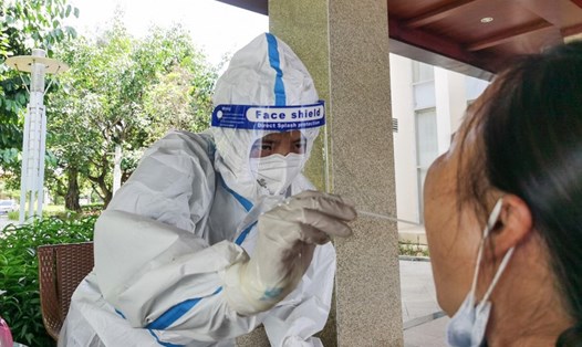 Nhân viên y tế Trung Quốc lấy mẫu xét nghiệm COVID-19 cho người dân ở Thụy Lệ, Vân Nam. Ảnh: AFP