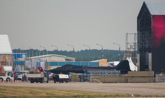 Vũ khí chiến đấu bí mật mới của Nga được hé lộ thông qua hình ảnh rò rỉ tại kho chứa máy bay của nhà sản xuất UAC. Ảnh: UAC