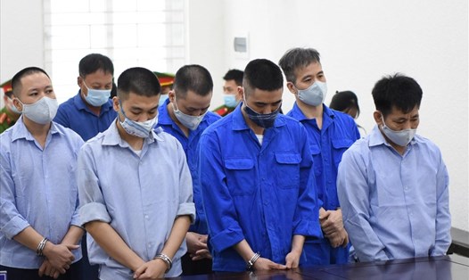 Các bị cáo trong vụ án bảo kê xe vua ở Hà Nội tại phiên toà. Ảnh: V.Dũng