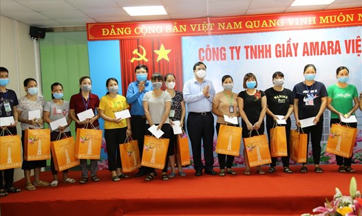 Bí thư Tỉnh ủy Nam Định cùng lãnh đạo LĐLĐ tỉnh Nam Định tặng quà cho công nhân lao động. Ảnh: Quế Hương