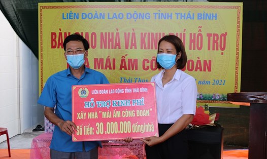 Ông Nguyễn Thanh Bình - Phó Chủ tịch LĐLĐ tỉnh Thái Bình trao kinh phí hỗ trợ xây nhà cho đoàn viên Phạm Thị Cúc. Ảnh Bá Mạnh