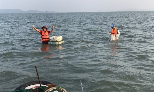 Tour đánh bắt cá ở Quan Lạn đang được du khách nội tỉnh ưa chuộng. Ảnh: Nguyễn Hùng