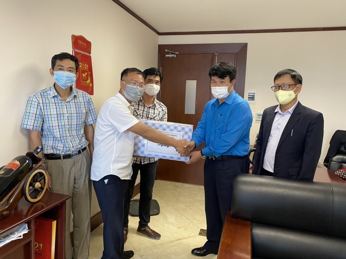 Chủ tịch Công đoàn Giao thông Vận tải Việt Nam Đỗ Nga Việt (thứ 2 từ phải sang) đến thăm và trao hỗ trợ cho đại diện đoàn viên gặp khó khăn do COVID-19. Ảnh: CĐGT