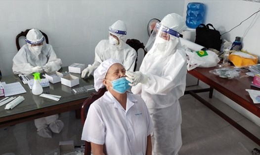 Nhân viên y tế lấy mẫu xét nghiệm RT-PCR cho các công nhân ở các doanh nghiệp trên địa bàn thành phố Sa Đéc. Ảnh: Thanh Thanh
