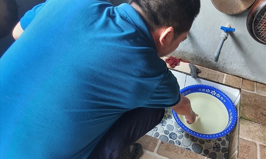 Anh Bùi Phong Phú (42 tuổi, trú thôn Lai Triều, xã Dương Phúc, huyện Thái Thụy, Thái Bình) mở khóa nước sạch sinh hoạt của gia đình đang sử dụng cho PV chứng kiến. Ảnh: T.D